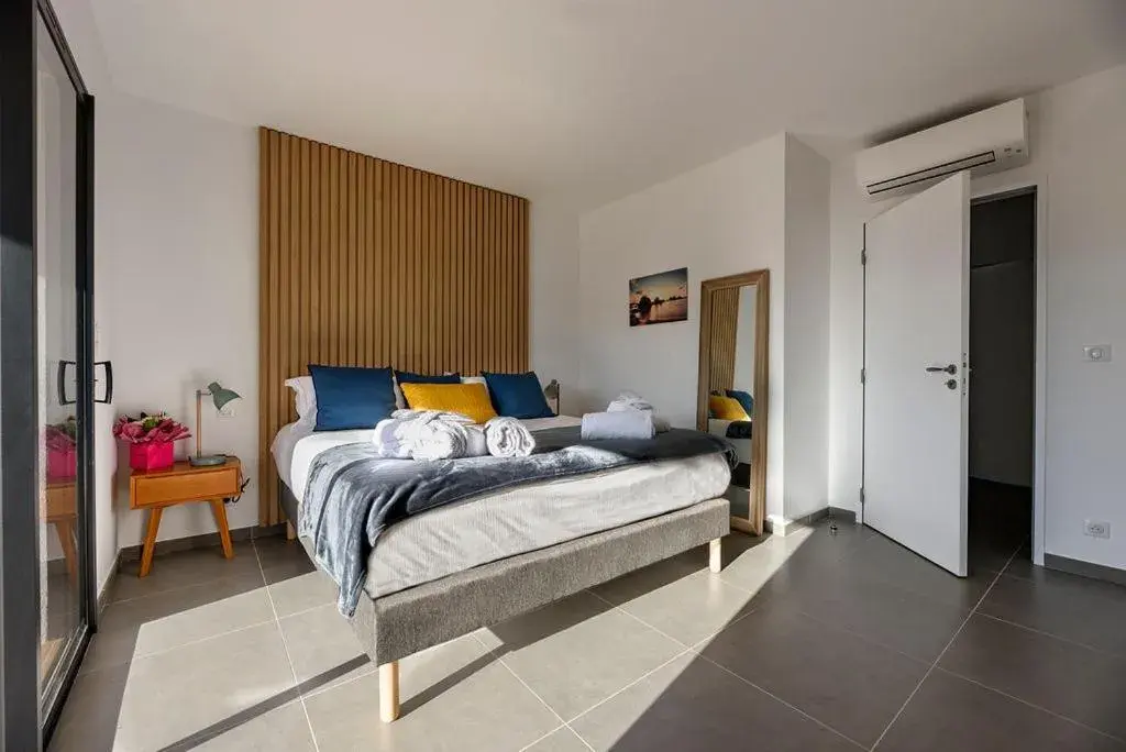 Bed in Calarossa Bay Resort